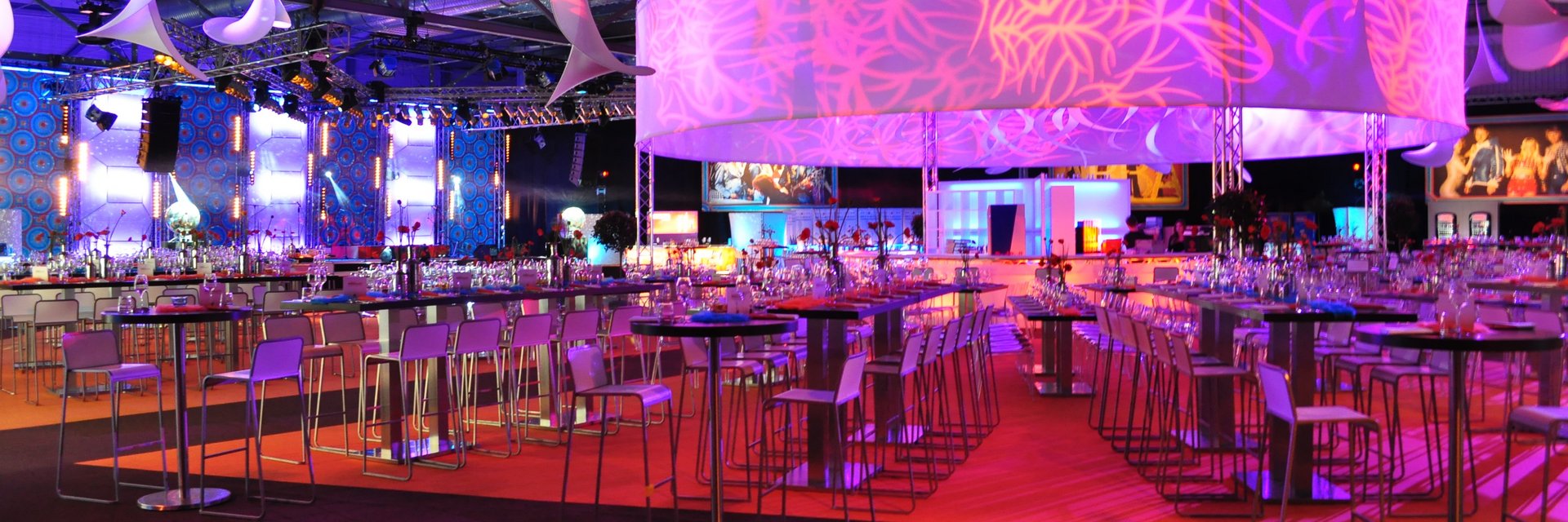 Halle 1 - Firmenevent mit Blockbestuhlung, Bar und Teppich