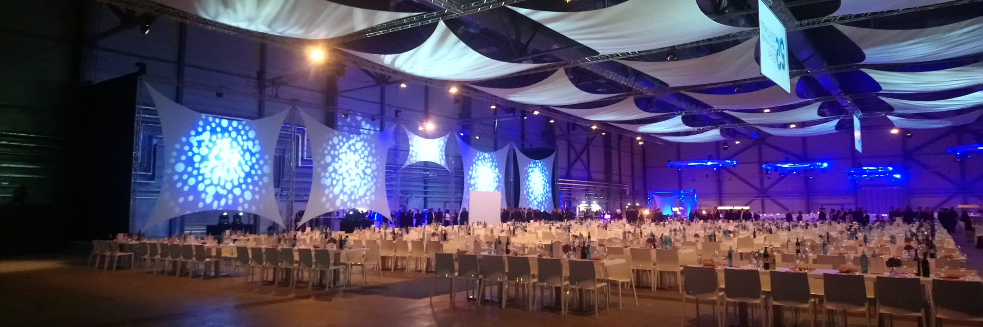 Halle 2 - Firmenevent mit Bankettbestuhlung, Abhängungen und Monitoren